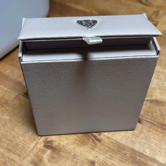 Brighton Cream Jewelry Organizer with Brighton DustBag - Picture 6 of 9